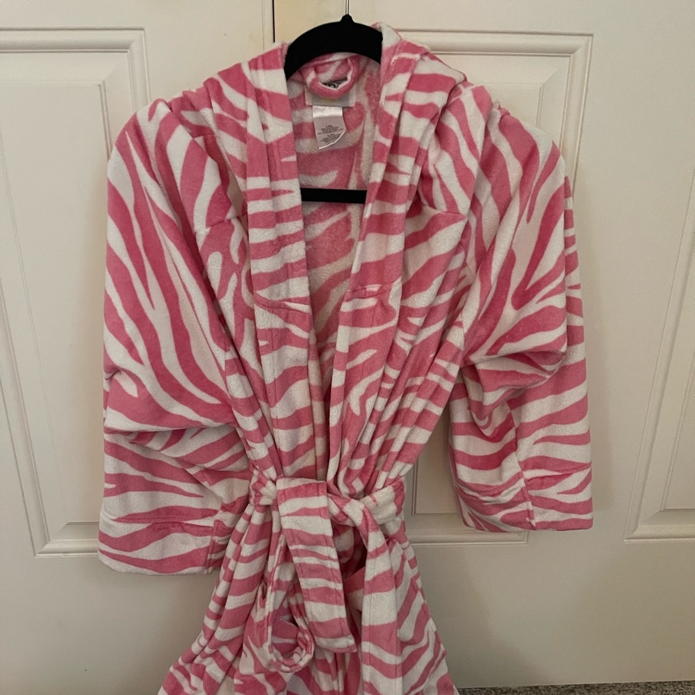 Thro short hooded robe 💖